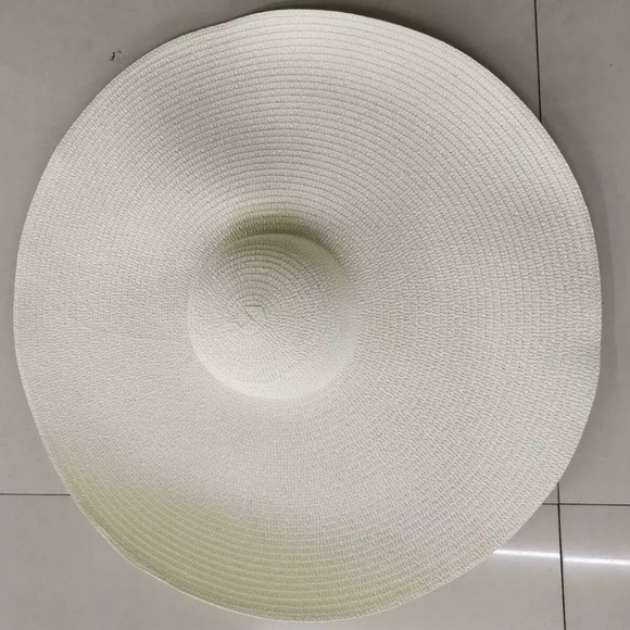Huge hat wide brimmed straw beige resort beach - Picture 8 of 13